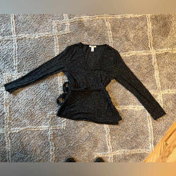 White House Black Market size M wrap top in variegated dark grey/black. - Picture 6 of 7